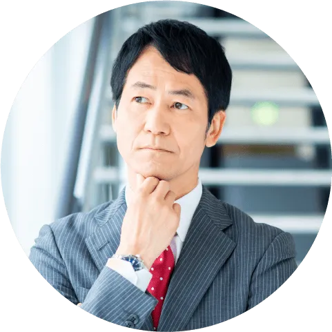 悩む男性の写真